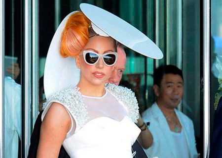 "Летающее платье" Леди Гага