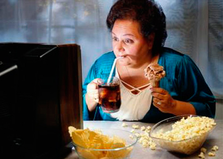 Диетологи назвали привычки, мешающие женщинам похудеть