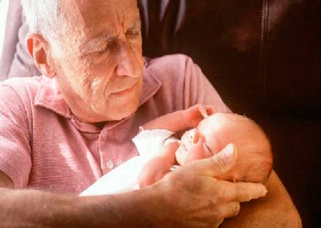 Дети, рожденные от пожилых отцов, чаще имеют генетические отклонения