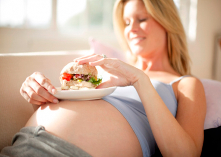 Ученые перечислили наиболее необычные вкусовые предпочтения беременных женщин