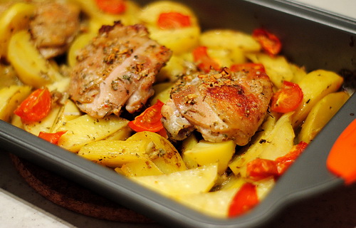 Курица запеченная с картошкой - лучшие рецепты. Как правильно и вкусно приготовить запеченную курицу с картошкой.