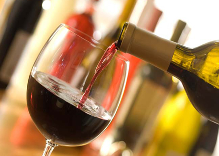 Ученые: красное вино бесценно для людей, ведущих сидячий образ жизни