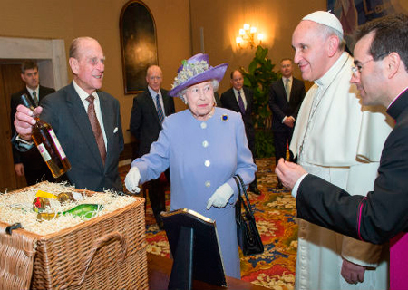 Елизавета II преподнесла Римскому папе необычные подарки