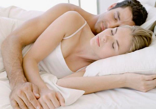 Как спят влюбленные пары: толкование поз сна