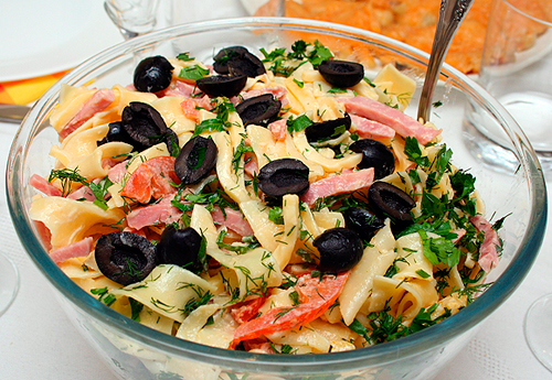 Салат с макаронами - лучшие кулинарные рецепты. Как правильно и вкусно приготовить салат с макаронами.