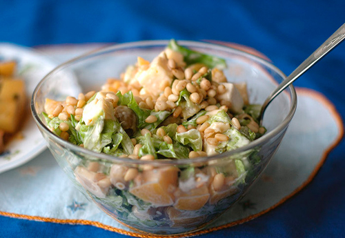 Салат с кедровыми орехами - лучшие кулинарные рецепты. Как правильно и вкусно приготовить салат с кедровыми орехами.