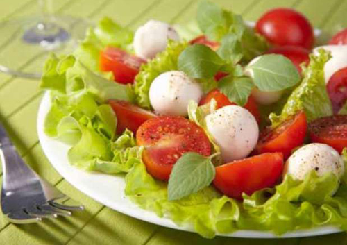 Салат с помидорами и сыром - проверенные кулинарные рецепты. Как правильно приготовить салат с помидорами и сыром.