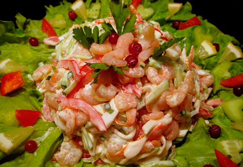 Салат с креветками и кальмарами - проверенные кулинарные рецепты. Как правильно приготовить салат с креветками и кальмарами.