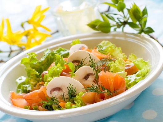 Салат с красной рыбой - проверенные рецепты. Как правильно приготовить салат с красной рыбой.