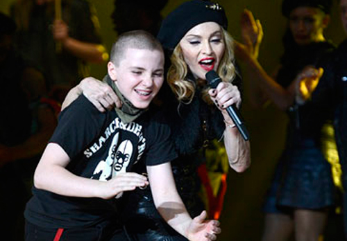 Сын Мадонны спровоцировал интернет-скандал