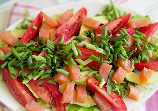Салат с семгой и помидорами - правильные рецепты. Быстро и вкусно готовим салат с семгой и помидорами.
