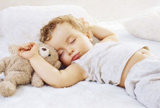 Сколько должен спать ребенок для нормального развития. Сколько часов в сутки спит ребенок в первый год жизни и в старшем возрасте.