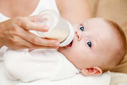 Cколько молока съедает ребенок за одно кормление и за сутки. Сколько должен съедать ребенок с рождения и до полугода для нормального развития.