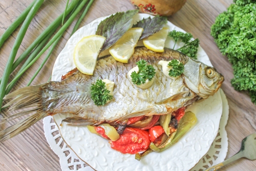 Два самых вкусных и быстрых рецепта приготовления речной рыбы (карасей)