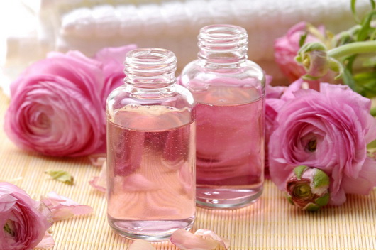 Розовое масло и его полезные свойства. Как правильно применять масло розы для красоты и здоровья.