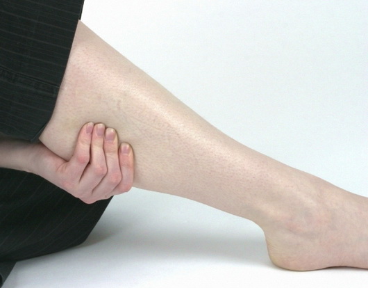Болят икры ног - что делать. По какой причине болят икры ног и как правильно поставить диагноз и лечить.