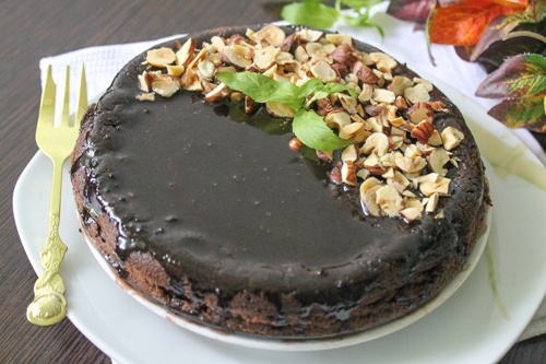Шоколадный кекс с шоколадной глазурью и фундуком
