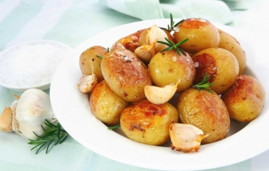 Картошка с чесноком – сытно и полезно. Варианты приготовления любимой всеми картошки с чесноком