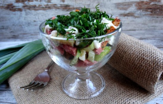 Салат с сухариками и копченой колбасой – хрустящее украшение праздника. Рецепты салатов с сухариками и копченой колбасой