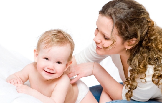 Оздоровительный массаж ребенку делается мамиными руками. При курсовом массаже у ребенка укрепляется иммунитет