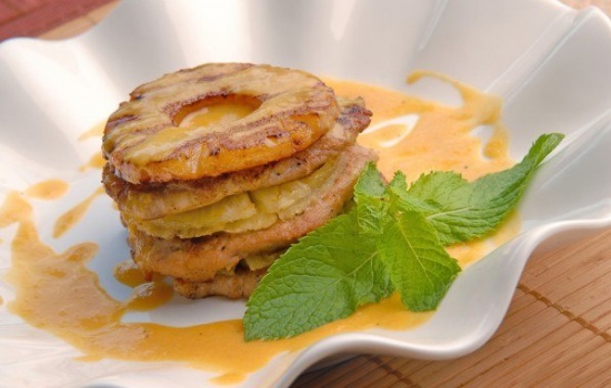 Курица с ананасами в духовке – отличный способ удивить гостей и порадовать себя. Лучшие рецепты курицы с ананасами в духовке
