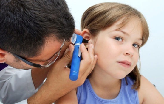 Серная пробка в ухе у взрослого и ребенка: причины, симптомы, способы лечения. Как удалить серную пробку из уха в домашних условиях?