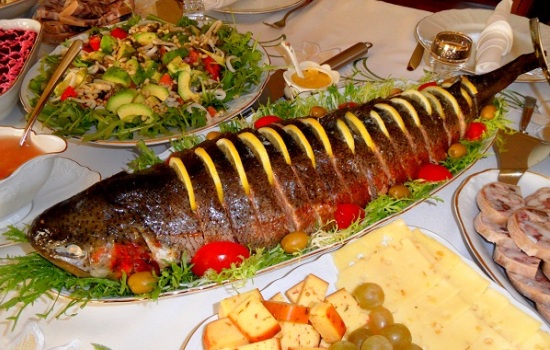 Горбуша целиком – праздничный вариант приготовления красной рыбы. Рецепты горбуши целиком запеченной с сыром, картофелем