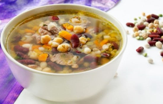 Самые вкусные бобовые супы – на овощном и мясном бульоне. Украшение стола и любимое кушанье детворы – бобовый суп