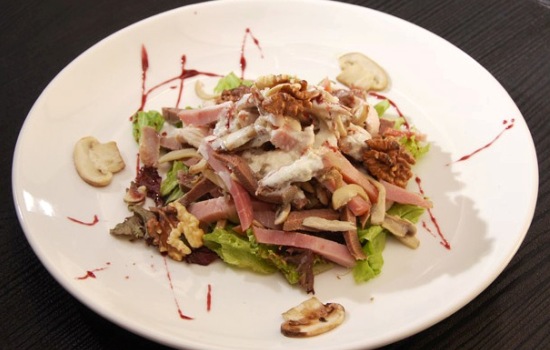 Салат с ветчиной и грибами – отличная праздничная закуска. Лучшие рецепты салатов с ветчиной и грибами: простых и слоёных