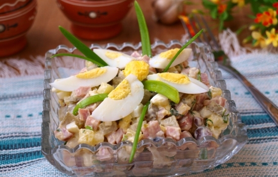 Салат с яйцом и ветчиной – закуска для любого удобного случая. ТОП-12 лучших рецептов салата с яйцом и ветчиной: сытных и лёгких