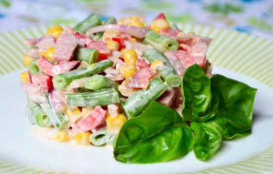Салат с ветчиной и кукурузой: обычный или слоёный? Простые и сложные рецепты приготовления салата с ветчиной и кукурузой