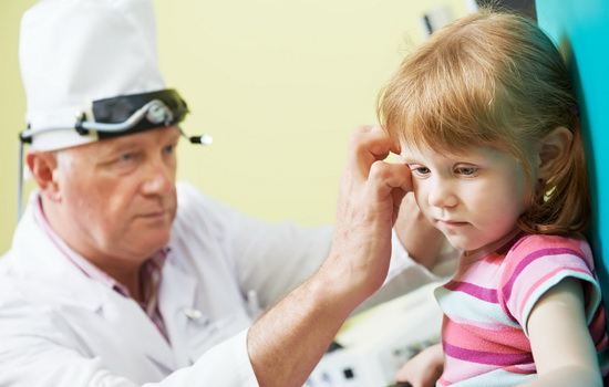 Как проявляется отит среднего уха? Основные симптомы, причины, диагностика, выбор тактики лечения при остром отите среднего уха
