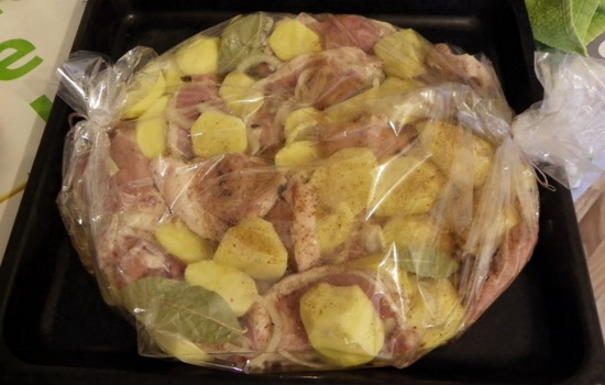 Запекаем картошку с мясом в рукаве: рецепты для ленивых? Сочная, румяная, пряная и «пьяная» – картошка с мясом в рукаве