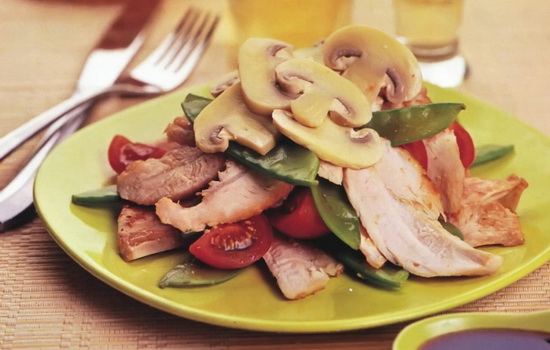 Салат с маринованной курицей – еще больше аромата и вкуса! Лучшие рецепты салатов с маринованной курицей: простых и слоёных