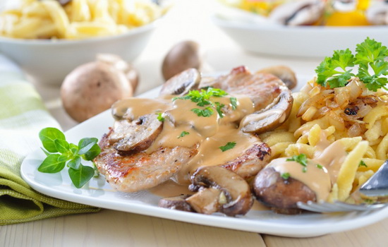 Свинина с картошкой и грибами: жареная, запеченная, тушеная. Интересные вариации приготовления картошки со свининой и грибами
