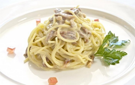 Спагетти в сливочном соусе с курятиной, свининой и рыбой. Быстрые и торжественные блюда из спагетти в сливочном соусе