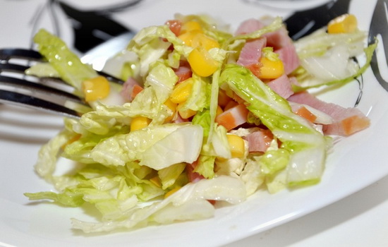 Салат с пекинской капустой и ветчиной – легкая закуска. Рецепты салатов с пекинской капустой и ветчиной: простых и слоёных