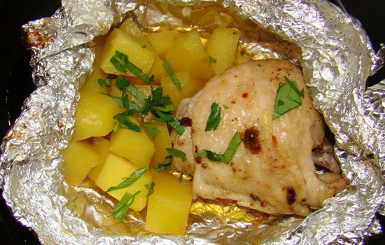Курица с картошкой в духовке в фольге – новые рецепты. Как правильно приготовить курицу с картошкой в духовке в фольге