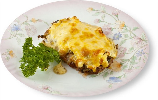 Мясо с грибами и сыром в духовке – прекрасное дополнение к гарниру. Лучшие рецепты приготовления мяса с грибами и сыром в духовке
