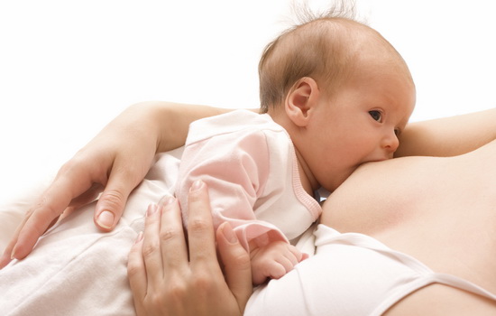 Как правильно кормить грудью и наладить контакт с малышом? Нужно ли занимать специальное положение для правильного кормления грудью?