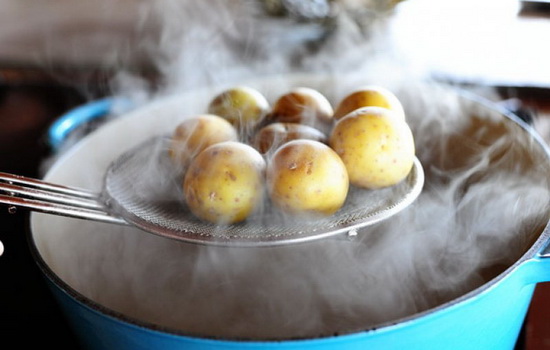 Как варить картошку? Ищем готовность! Сколько варить картошку в мундире, в воде, в молоке, в духовке, в микроволновке