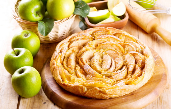 Как быстро приготовить пирог из слоеного теста с яблоками. Слоеный пирог с яблоками, корицей, изюмом и абрикосовым джемом