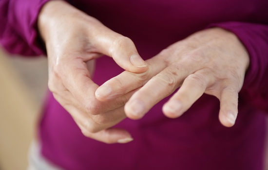 Болят суставы пальцев рук: таблетки или кремы помогут быстрее! В чем причина боли суставов пальцев рук и чем это можно вылечить