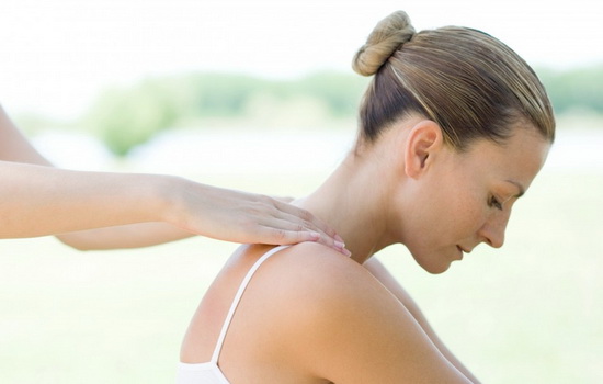 Болят плечи и шея: симптомы, диагностика, основы излечения. Возможные причины болей в плечах и шее: разные подходы к лечению