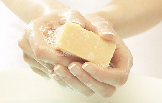 Можно ли мыться хозяйственным мылом, мыть голову, подмываться? Польза и вред хозяйственного мыла как средства гигиены