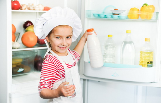 Сколько можно хранить молоко в холодильнике: коровье и женское грудное. Правила обработки и хранения молока в холодильнике