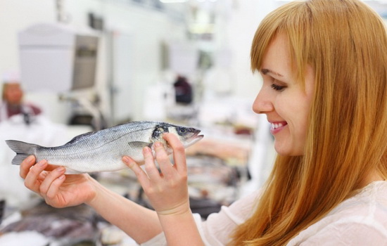 Полезно ли кормящим мамам есть рыбу? Какая рыба полезнее, как выбрать рыбу, которую можно кормящим женщинам