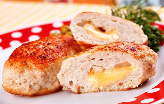 Два вкуса в одном блюде – куриные котлеты с сыром. Фирменные секреты рестораторов: румяные куриные котлеты с сыром