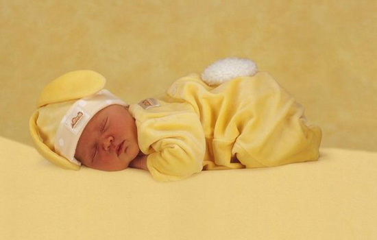 Можно ли новорожденному ребенку спать на животе: мнение педиатров. Преимущества и противопоказания сна новорождённого на животе
