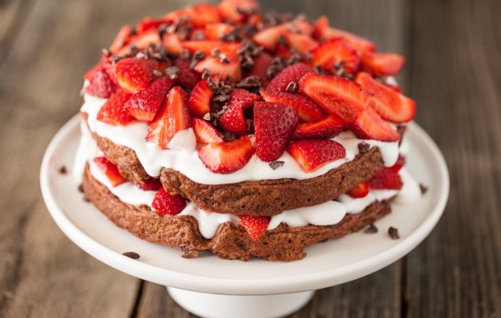 Домашний торт с клубникой – рецепты для новичков. Как испечь домашний торт с клубникой: бисквитный или шоколадный